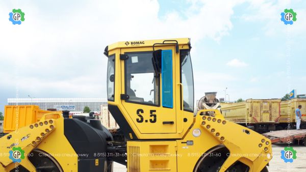 Стекло дверное правое (малое ближе к лобовому) (закаленное) для Bomag BW 141, 161....206 AC
