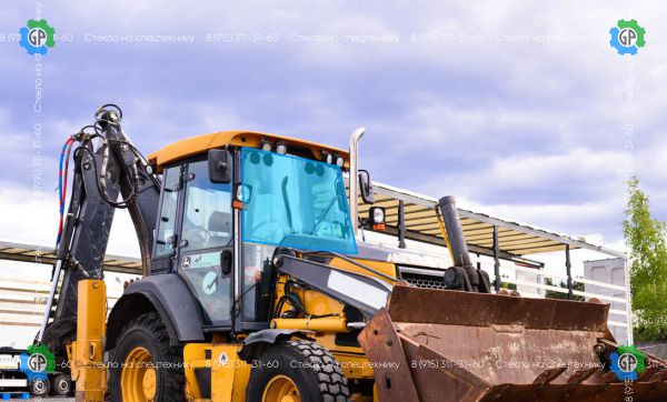 Стекло лобовое верхние (закаленное) для John Deere 325J