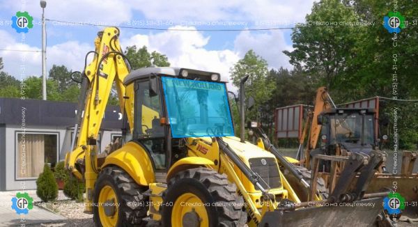 Стекло лобовое верхнее с шелкографией (триплекс) 85801621 для New Holland LB115