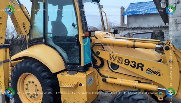 Стекло лобовое нижнее правое (закаленное) 312605715 для Komatsu WB93R-2 (1997 год), WB97R-2 (1997 год)