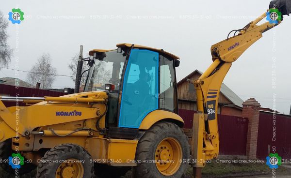Стекло дверное левое (закаленное)(2 вариант) для Komatsu WB93R-5 (2015 год), WB97R-5 (2015 год)