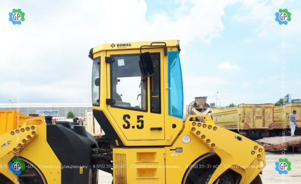 Стекло лобовое левое (закаленное) для Bomag BW 141, 161....206 AC