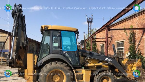 Стекло дверное правое верхние (закаленное) для John Deere 325J