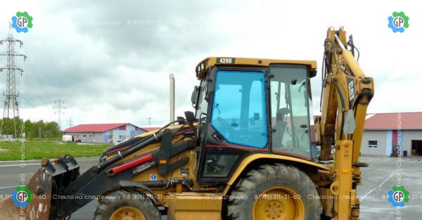 Стекло дверное верхние левое (закаленное) 1641067 для Caterpillar 428D (1997 год), 432D (1997 год)