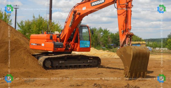 Стекло лобовое нижнее (триплекс) для Doosan DX190LCA, DX225LCA, DX300LCA