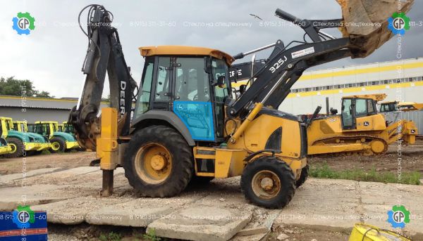 Стекло дверное правое нижнее (закаленное) для John Deere 325J