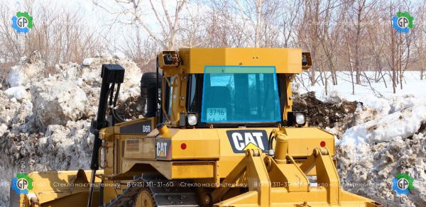 Стекло заднее цельное (в резинку) (закаленное) для Caterpillar D6R