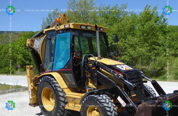 Стекло дверное верхние правое (закаленное) 1641066 для Caterpillar 428D (1997 год), 432D (1997 год)