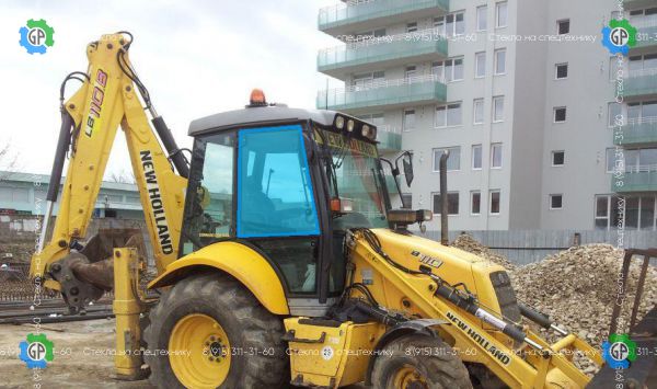 Стекло дверное верхнее правое с отверстиями (закаленное) 85801626 для New Holland LB110B, LB115B