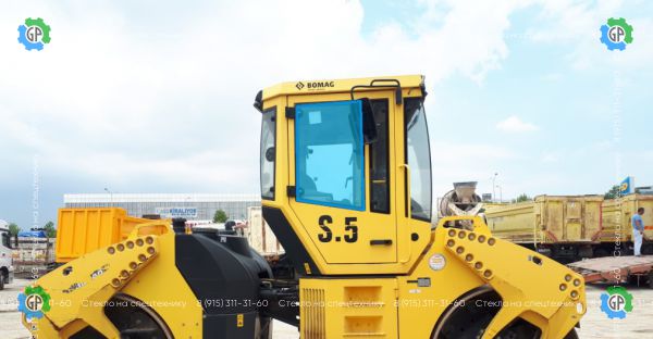 Стекло дверное правое (большое) (закаленное) для Bomag BW 141, 161....206 AC