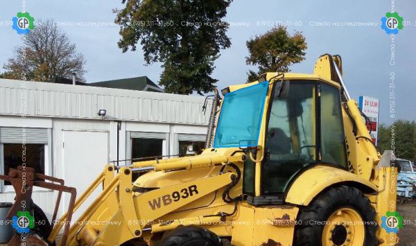 Стекло лобовое верхнее (триплекс) 312605681 312605680 для Komatsu WB93R-2 (1997 год), WB97R-2 (1997 год)