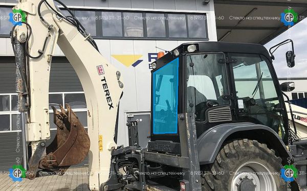 Стекло заднее (закаленное) t100039 для Terex TLB 840, TLB 890