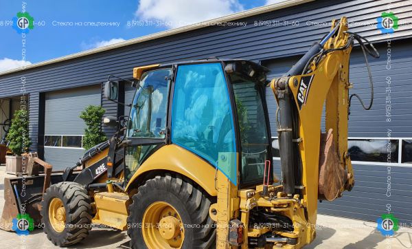 Стекло кузовное заднее левое (цельное) (закаленное) 2059609 для Caterpillar 428E (2006 год), 432E (2006 год), 434E (2006 год), 444E (2006 год)