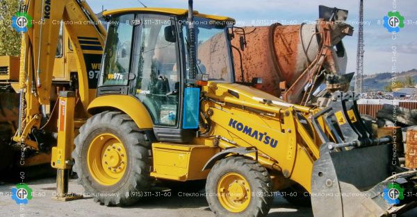 Стекло лобовое нижнее правое (закаленное) (оригинальный номер 42n-54-13320) для Komatsu WB93R-5 (2006 год), WB97R-5 (2006 год)