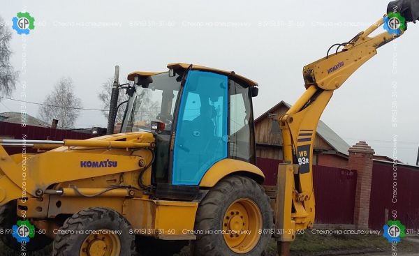 Стекло дверное левое (закаленное)(1 вариант) для Komatsu WB93R-5 (2015 год), WB97R-5 (2015 год)