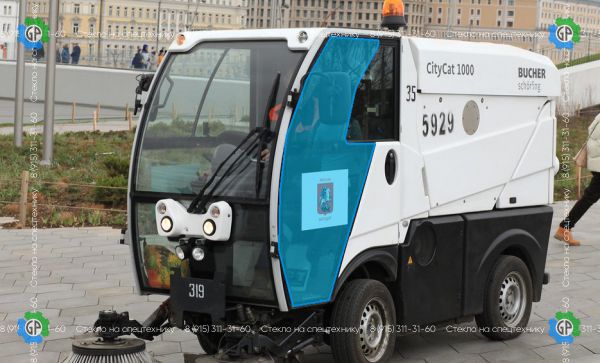 Стекло дверное левое с вырезом под форточку (закаленное) для Bucher CityCat 1000