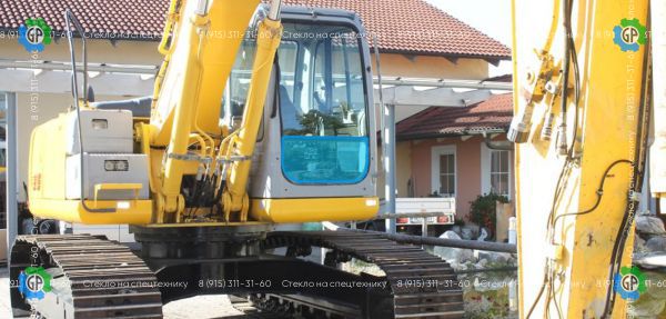Стекло лобовое нижнее (закаленное) 47845999 для New Holland E215B