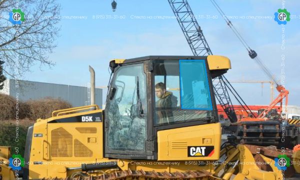 Стекло заднее левое верхние кузовное (форточка подвижная) (закаленное) для Caterpillar D5K XL, D6K