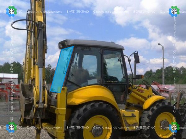 Стекло заднее с отверстиями (закаленное) 85801632 для New Holland LB115
