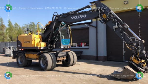 Стекло лобовое нижнее (триплекс) 15029342 11205358 для Volvo EC160 (2010 год), EC210CL (2010 год), EC250DL (2010 год), EW140C (2010 год), EW140D (2010 год), EW160C (2010 год), EW160D (2010 год), EW180C (2010 год), EW180D (2010 год)