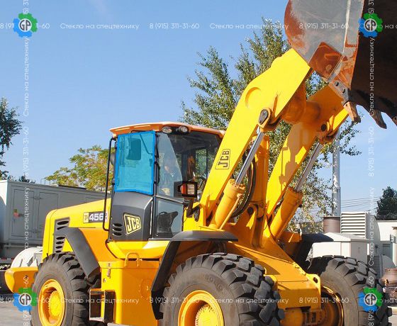 Стекло правое на против левой двери (закаленное) для JCB 456ZX