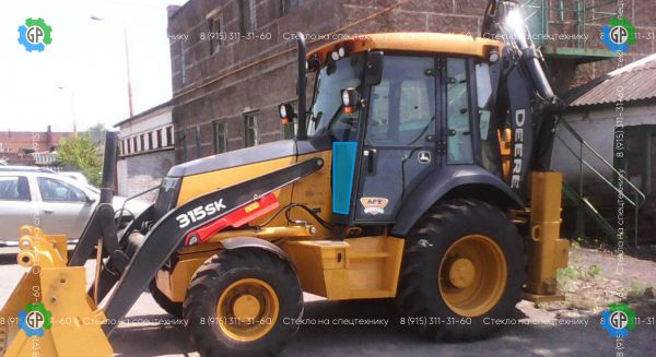 Стекло лобовое левое нижнее (закаленное) для John Deere 315SK, 325SK