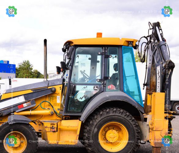 Стекло заднее кузовное левое под вклейку (закаленное) для John Deere 325J