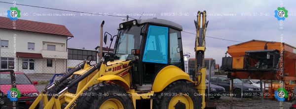 Стекло дверное верхнее левое с отверстиями (закаленное) 85801626 для New Holland LB110B, LB115B