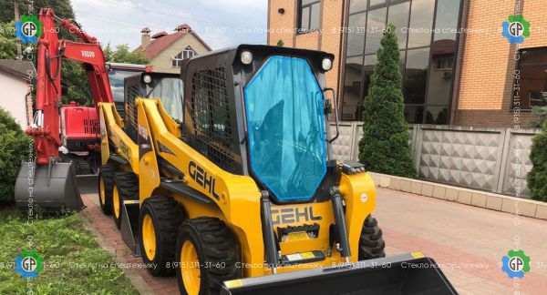 Стекло лобовое (артикул_mustang_003) для GEHL R190