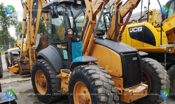 Стекло лобовое нижнее правое (закаленное) 85801622 для CASE 580R, 580SR, 580T, 695SR