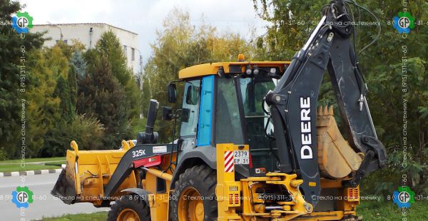 Стекло кузовное левое открываемое (закаленное) для John Deere 325K