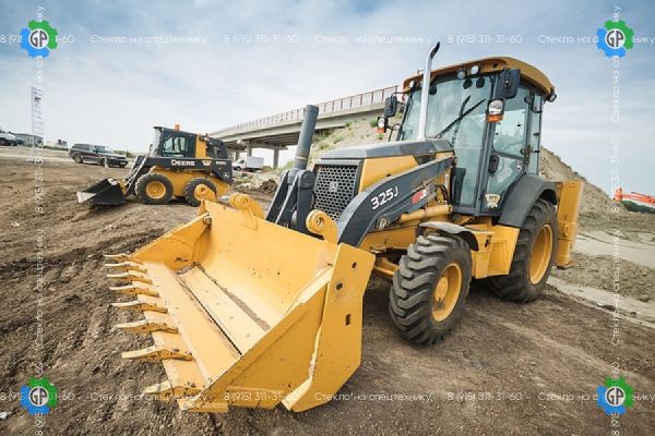 Экскаватор-погрузчик John Deere 325J
