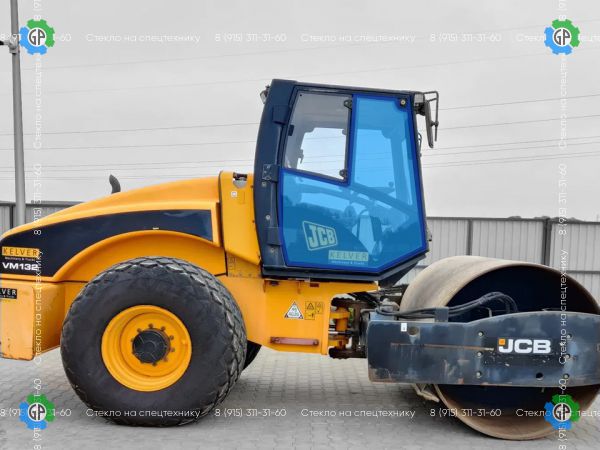 Стекло дверное правое цельное (закаленное) для JCB Vibromax VM115HD